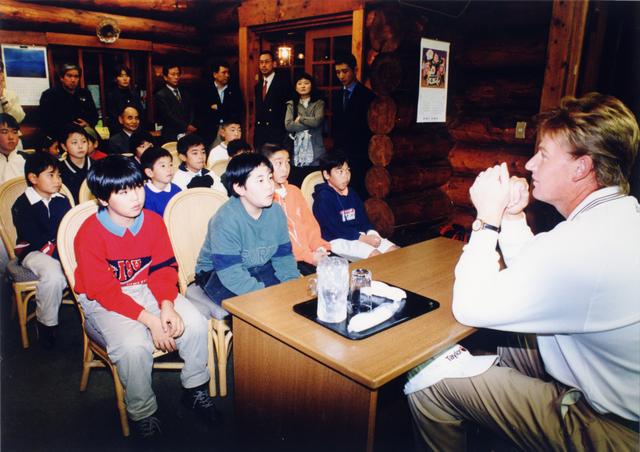画像: 財団を設立した年に日本へ来日。日本のジュニアのためのレッスン会も開かれた