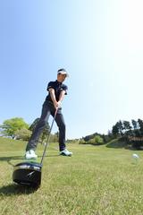 画像: 右足前までヘッドを引きずるように始動