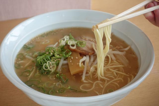画像7: 【噂のSAグルメ】なんだかちょっと”いい予感”「豚骨肱川ラーメン」@伊予灘SA