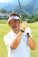 画像: ポイント4 グリップを短く持つ