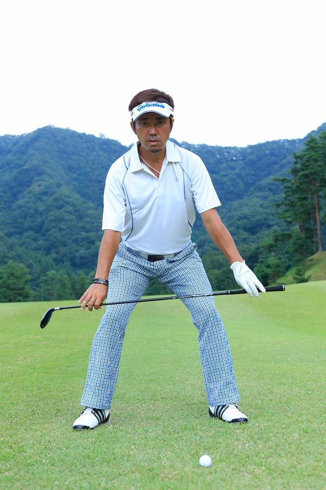 画像: 打ち方のポイント2 ひざの高さをキープしながらスウィング