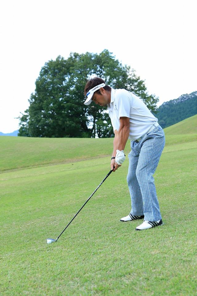 画像1: 「つま先下がり」のインパクト!頭の高さはアドレスのまま
