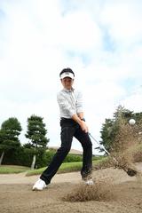 画像: ポイント1 フォローをとらずにヘッドをドンと落とす