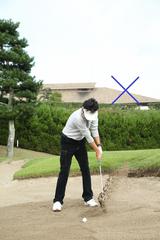 画像2: 手首の使い方がポイント!ピン近バンカーは砂を薄くサッと取ろう