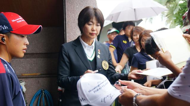 画像: 小林会長! あちこちで声をかけられて人気だとは思っていましたが、サイン待ちの行列まで…。