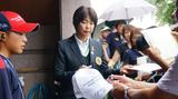 画像: 小林会長! あちこちで声をかけられて人気だとは思っていましたが、サイン待ちの行列まで…。