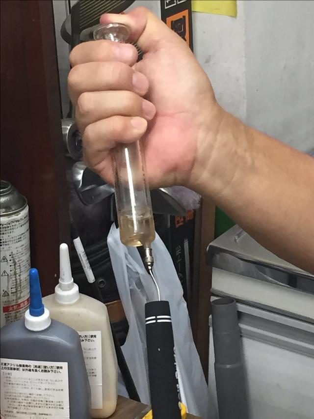 画像: たっぷりの溶剤をグリップ内に流し入れ…