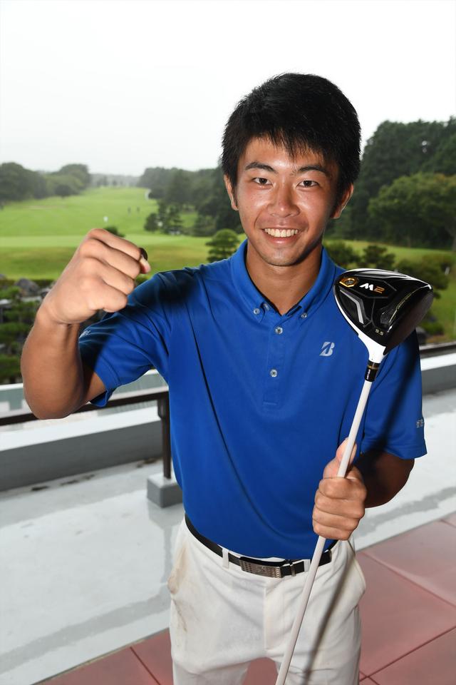 画像: 小沢玲央は大会中に行ったドラコンで305ヤードを記録。ドライビングレンジの芝は長く、ほぼキャリーのみでこの飛距離