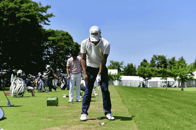 画像: 左手1本で練習する小平プロ。これで70台で回れるとか