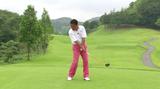 画像: 顔を右に向けると頭が残って肩が開かず、ヘッドが走ってボールをつかまえる。いいことだらけ