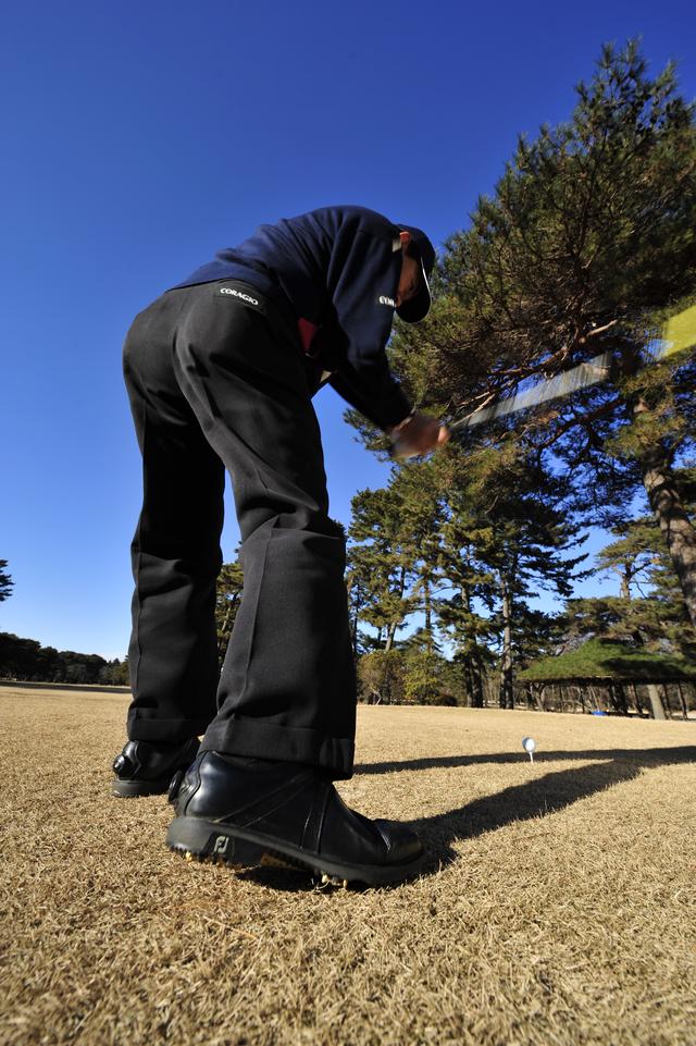 画像: 右足を蹴り上げない