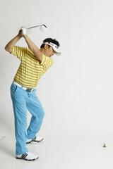 画像: 左足内側で、テープなど「少し高さのあるもの」を踏みつけたままスウィング。それにより左足がゆるまず、バックスウィングのパワーをためこむことができる。