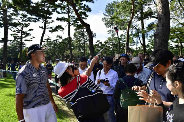 画像: 松山英樹もファンサービスたっぷり。自撮り棒あると便利ですよ~(笑)