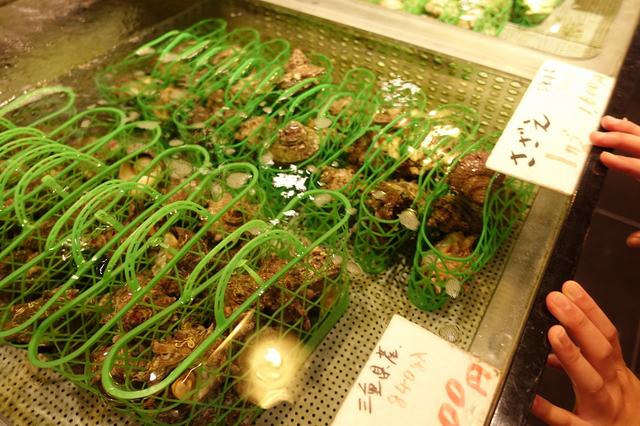 画像: 4階のお土産コーナー。海の上だけあって海産物が買える