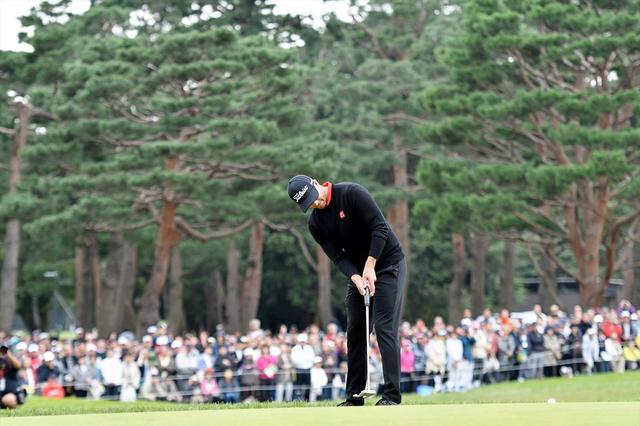 画像: ショットの感覚に近い、順手のグリップ