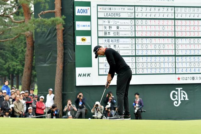 画像: 右手でグリップを挟むクローグリップも見せた