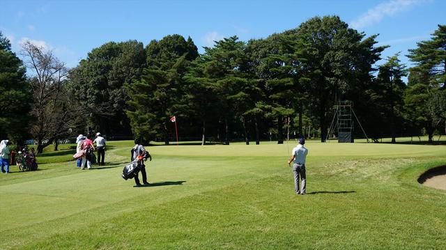 画像: 17番ホールは231yの距離のあるパー3で練習する堀川未来夢プロ