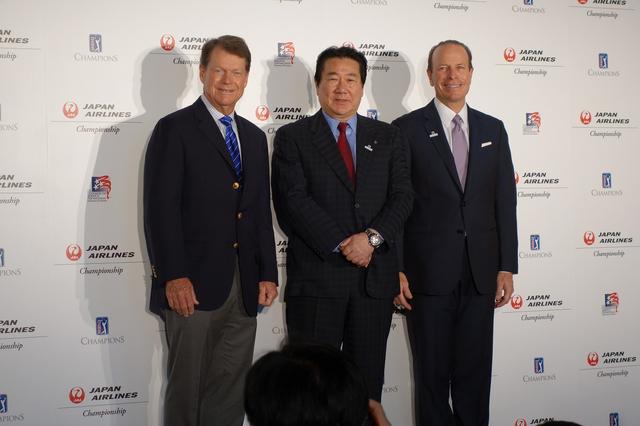画像: トム・ワトソン(左)、日本航空の植木義晴代表取締役(中)、PGAツアーチャンピオンズプレジデントのグレゴリー・マクローリン氏