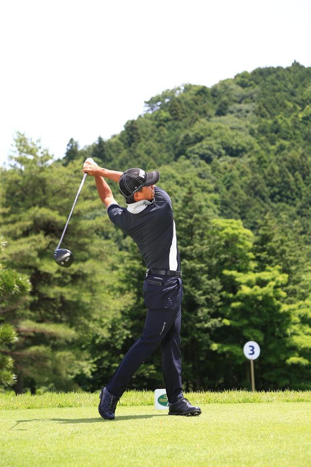 画像14: 小平智の、飛んで曲がらない「右軸スウィング」【勝者のスウィング】
