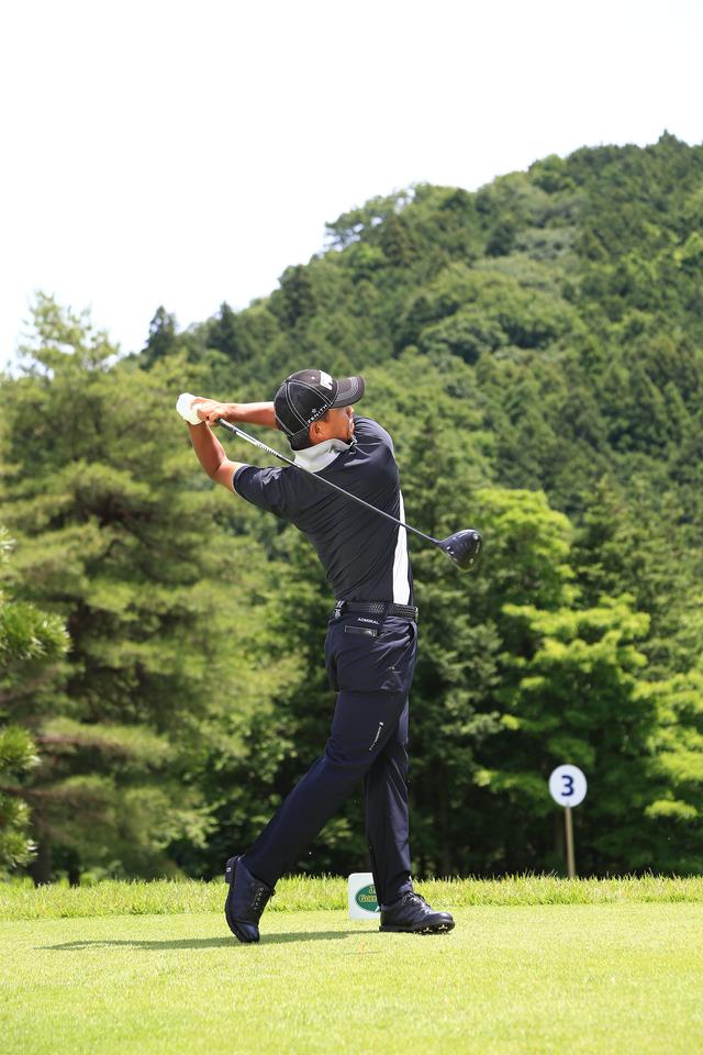 画像: 体の回転でしっかりと大きく振り抜かれたフィニッシュ