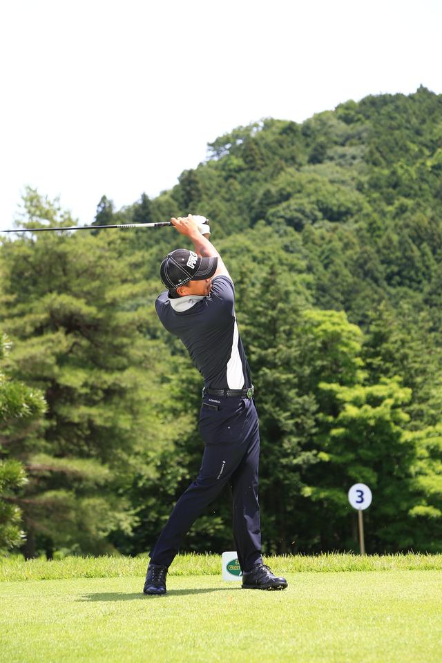 画像13: 小平智の、飛んで曲がらない「右軸スウィング」【勝者のスウィング】