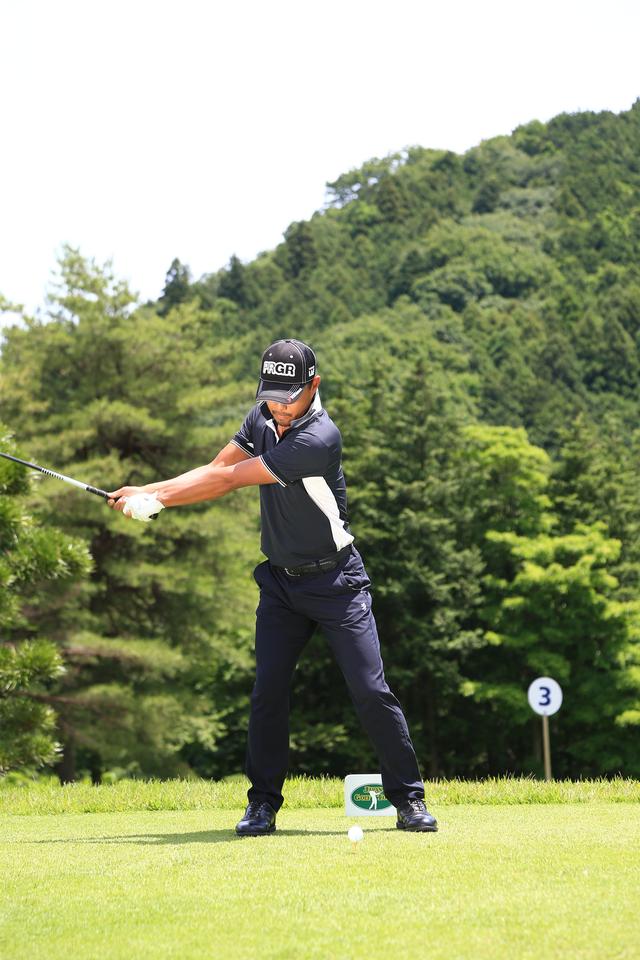 画像4: 小平智の、飛んで曲がらない「右軸スウィング」【勝者のスウィング】