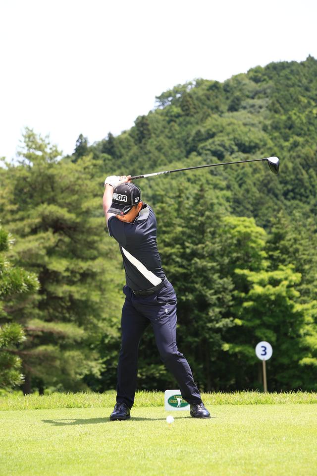 画像: 腰周りから背中にかけて硬いゴムが伸ばされたような張りのあるトップ