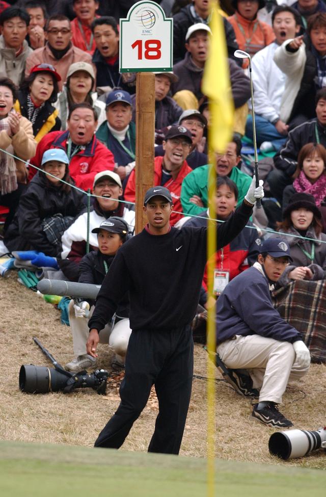 画像: 2001年、太平洋C御殿場を舞台とした3度目の日本開催は、タイガー・ウッズのこのチップインのシーンとともに、今でも語り草となっている