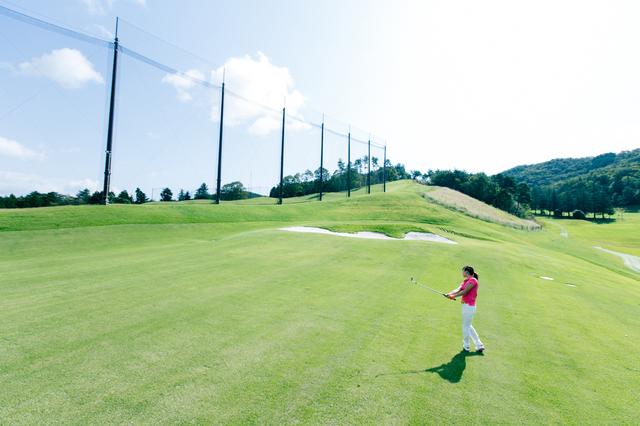 画像: 芝の上から練習できるアプローチエリア