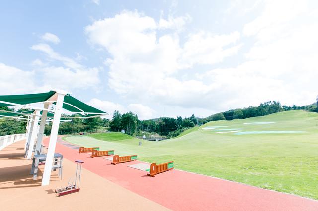 画像: 屋根付きのドライビングレンジ