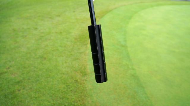 画像: ゴルフ場の傘には取っ手に溝が刻まれている