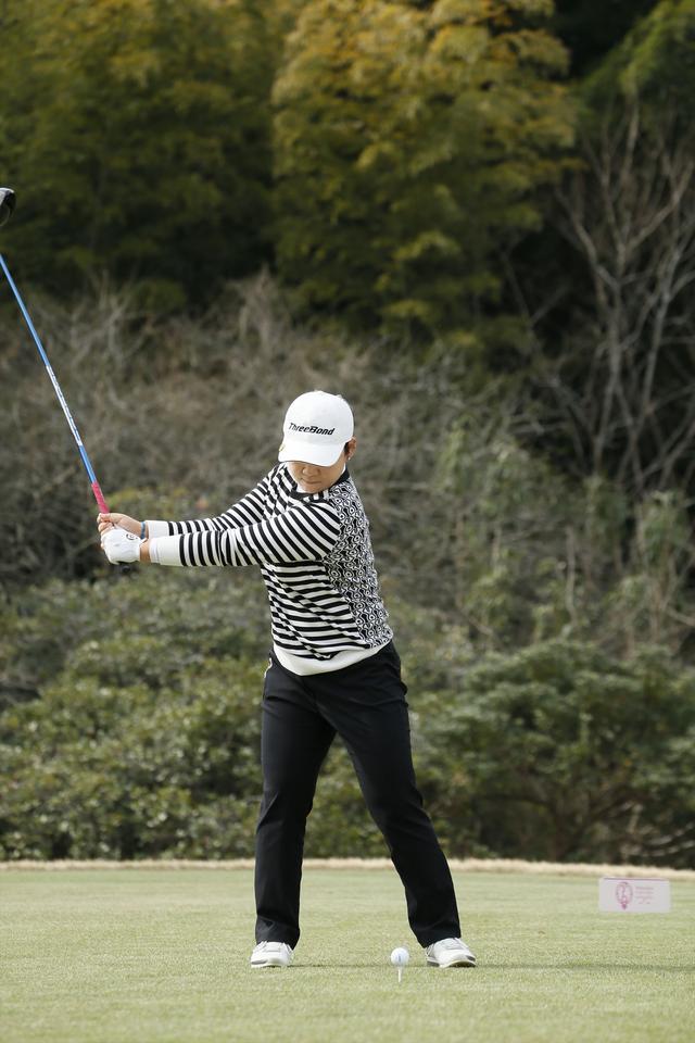 画像: 手元もクラブも胸の前に上げる