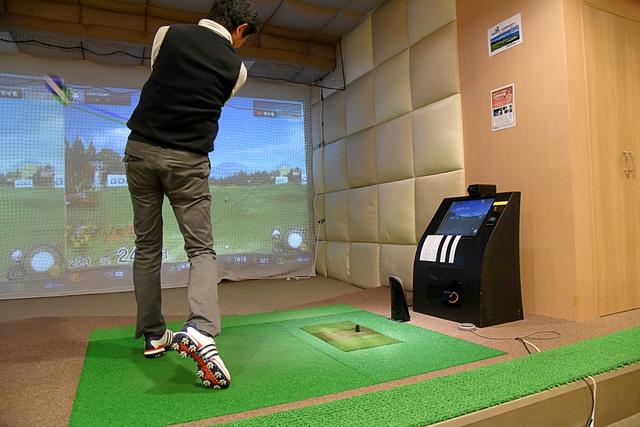 画像: ドライビングレンジ日比谷のゴルフシュミレーター。T2センサーにより正確なスピン量の測定が可能