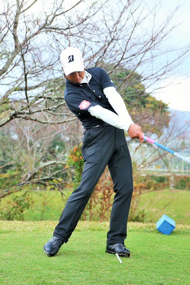 画像: 右肩がクラブを追いかける
