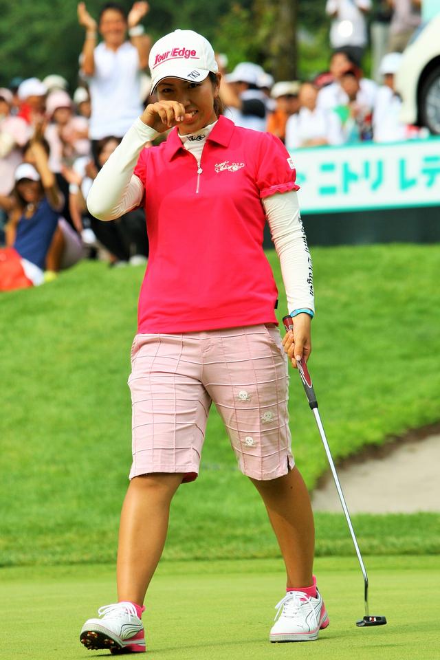 画像: 2011年「ニトリレディス」の最終日、首位タイに6人が並ぶ大混戦を制して悲願のツアー初優勝を飾った。