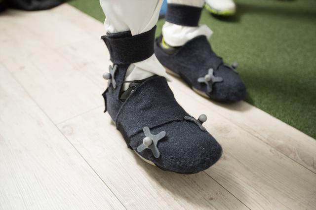 画像: 足首や足先にもセンサーを装着する