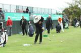 画像14: 松山英樹の基本の「キ」。密着! 練習場で“片手打ち”