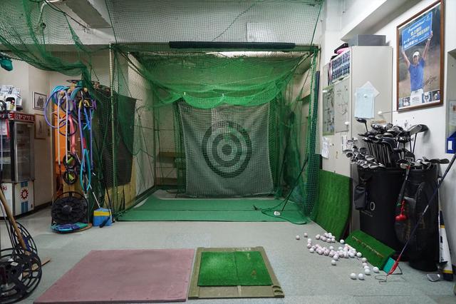 画像: 打席は2打席あって、様々な練習器具がところ狭しと並んでいる