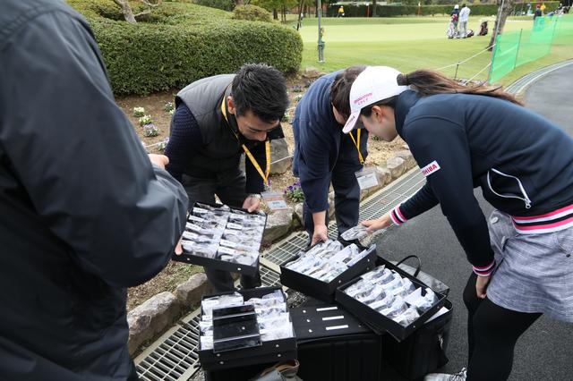 画像: どれにしようかなーと普段試合会場では見られない女の子らしい一面をのぞかせた堀プロ