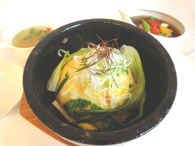 画像: 石焼き蟹玉天津飯~薬膳スープを添えて~。提供地域は大阪府・兵庫県・京都府