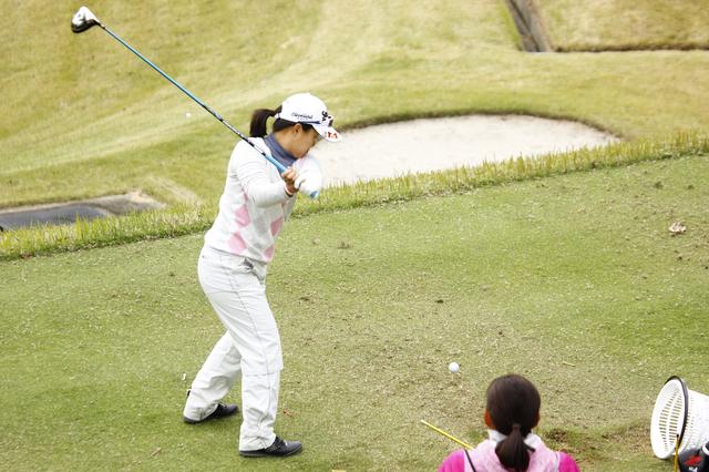 画像: 本間のドライバーを打っている畑岡プロ