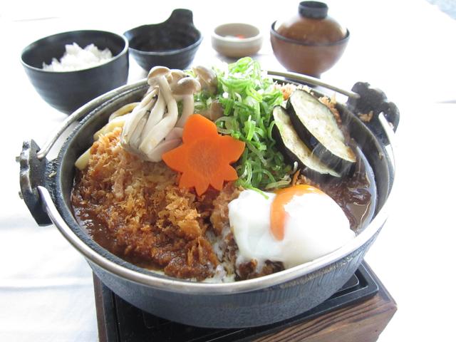 画像: 味噌カツ鍋御膳。提供地域は千葉県・神奈川県・静岡県・茨城県