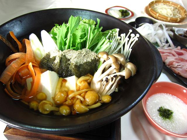 画像: 火にかけ、アツアツの状態で食べられる。提供地域は宮城県 ・新潟県・福島県・栃木県