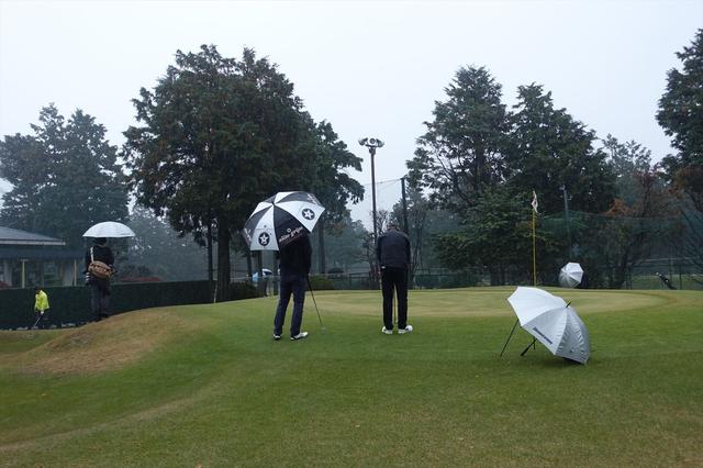 画像: 寒さと雨で距離感を合わせるのに苦労する出場選手