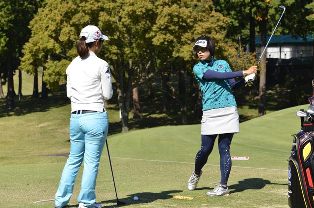 画像: 2015年の樋口久子Pontaレディスの練習日、悩んでいる比嘉プロにアドバイスを送る大山プロ。この日はほぼ付きっ切りで比嘉プロに教えてあげていました。大山プロが比嘉プロの復活のキーパーソンと言えそうです