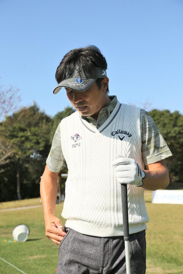 画像: 狭いホールでの白いティは危険回避のため使用しない