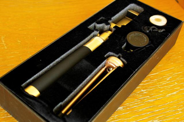画像: セットの中身は、0.4倍ワイドレンズ・三脚1セット・リモコン・カラビナ付きストラップ・USBケーブル・ケース