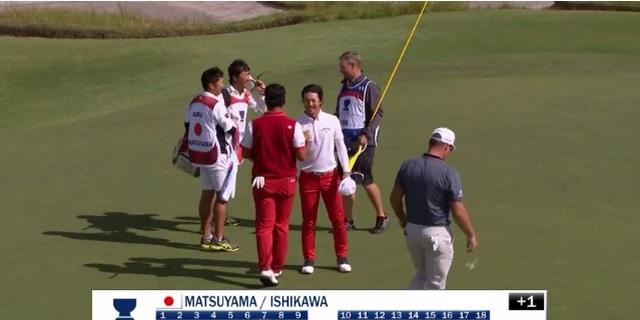 画像: ホールアウトし、握手を交わす松山英樹と石川遼