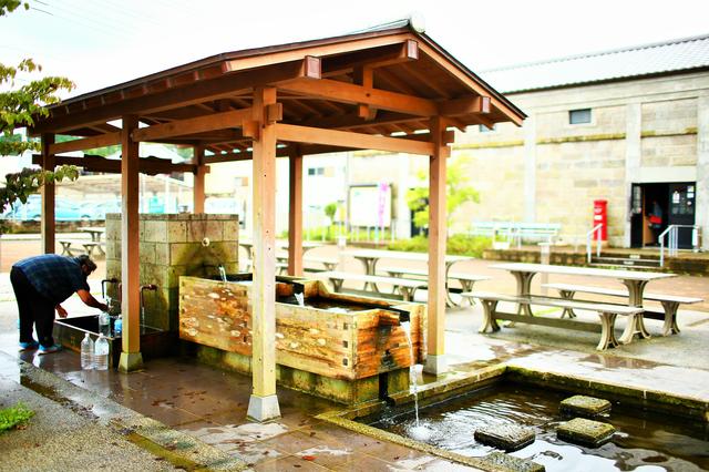 画像: 久留里駅前の水汲み場。ミネラル豊富な水を求め、こういった光景がよく見られる