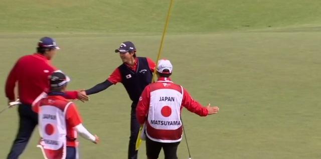画像: 松山とタッチを交わす石川。このバーディで8位タイに順位を上げた。